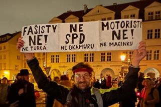 "Fašisty, SPD a Motoristy ne." Před ministerstvem zahraniční demonstrovalo několik organizací
